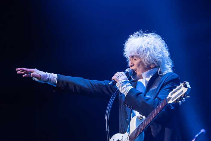 玉置浩二 with 故郷楽団 10周年ツアーのファイナル公演。誰もの人生を祝福する「ファンファーレ」が鳴り響いた夜――１月１日（木・祝）WOWOWで独占放送・配信！