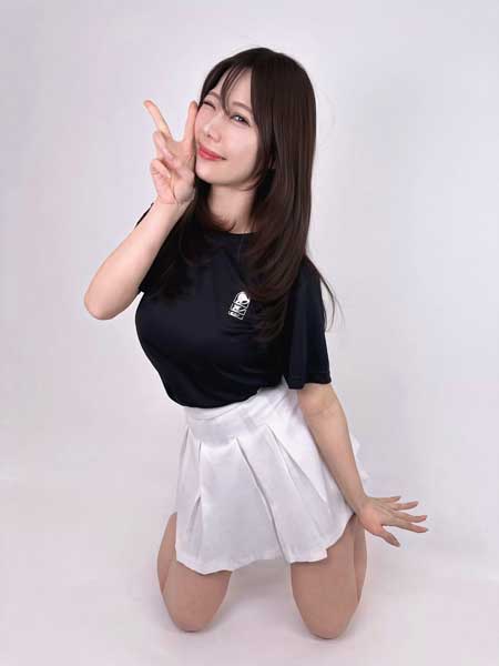 鈴木ふみ奈、ギャップが反則級！サンタからスポーティー衣装まで一気見せ