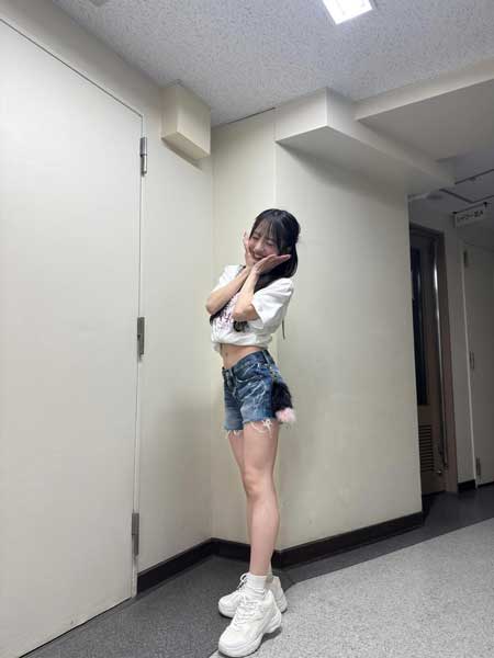 向井地 美音、くびれ見せデニムショーパンスタイル公開！