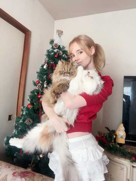 ジェマ・ルイーズ、色白美肌チラ見せ！赤ニット×フリルミニのホワイトクリスマスガールに変身！