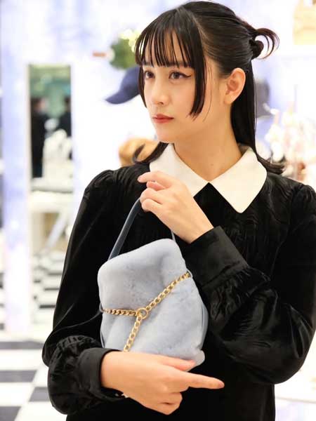 「スタイル最強」山本美月、上品クラシカルなコーデで美脚あらわに