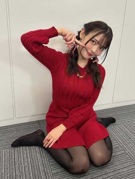 上坂すみれ、透け黒タイツ×ニットワンピースでセクシーお姉さんに！