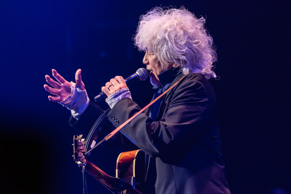 玉置浩二 with 故郷楽団 10周年ツアーのファイナル公演。誰もの人生を祝福する「ファンファーレ」が鳴り響いた夜――１月１日（木・祝）WOWOWで独占放送・配信！