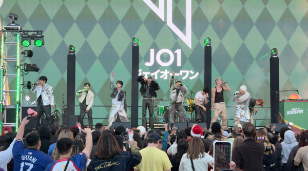 JO1、アメリカ最大の年末音楽フェス「Jingle Ball」LA公演屋外ステージで大声援に包まれパフォーマンス＜オフィシャルレポート＞