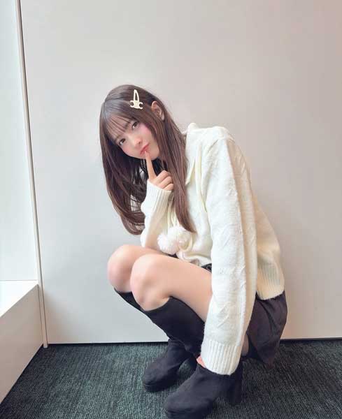 「生足！最高です」黒嵜菜々子、白ニットがキュートな制服風コーデにファン悶絶