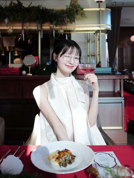 糸原美波、白ワンピで際立つスラリ脚と透明感あらわに