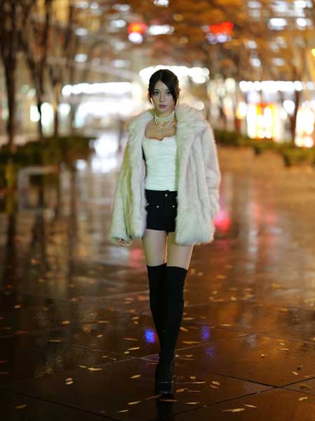 脚のラインが強すぎる…！水神きき、白ミニ×ファー×ヒールで仕上がる豪華スタイルに釘付け