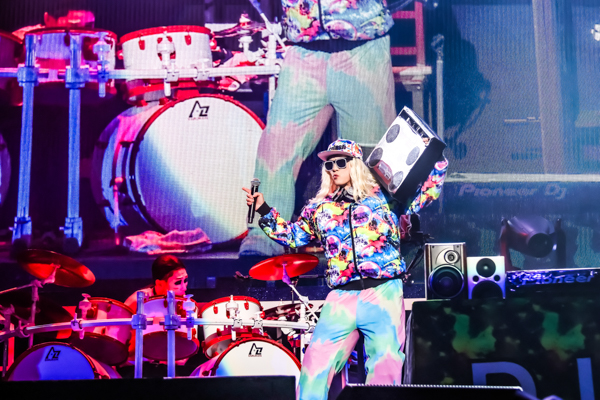 喜矢武豊がガチュピンになり巨大化！？ゴールデンボンバー、ツアーファイナル完走＆新曲配信リリース