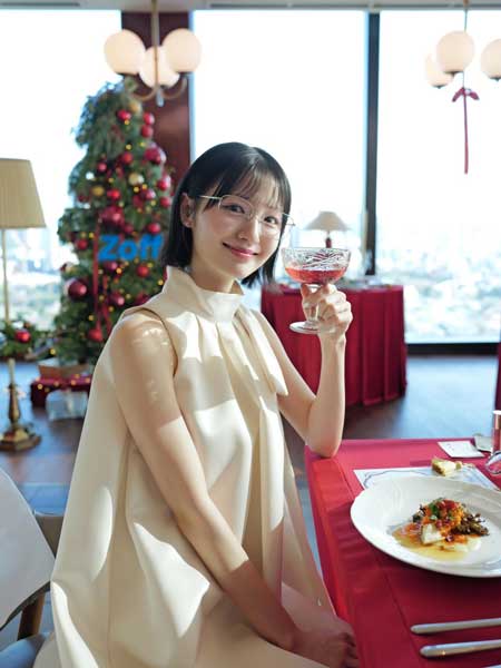 糸原美波、白ワンピで際立つスラリ脚と透明感あらわに