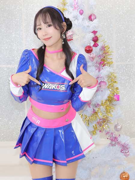 霧島聖子、ブルー×ピンクの艶感が映えるスポーティーなコスチュームで美スタイル披露