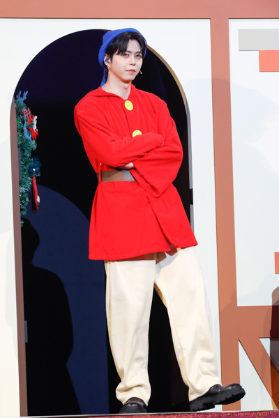 9人組ダンスボーカルグループ・BUDDiiSが、約2年半ぶりにファンミーティング『バディフェス‼2025 ～世界で一番美しいのはだぁれ？～』を開催！とある童話をべースに劇＆ゲーム＆ライブを繰り広げ、満員のバディ（BUDDiiSファンの呼称）にスペシャルなクリスマスプレゼントを贈った。