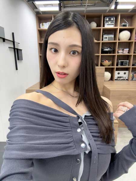 相楽伊織、美デコルテあらわなオフショルコーデでファン魅了