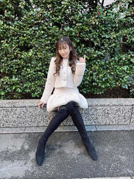 熊田曜子、絶対領域あらわなニーハイブーツで魅せたスラッと美脚ショット公開