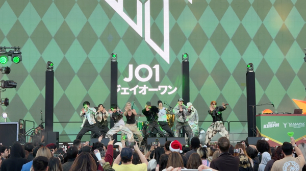 JO1、アメリカ最大の年末音楽フェス「Jingle Ball」LA公演屋外ステージで大声援に包まれパフォーマンス＜オフィシャルレポート＞