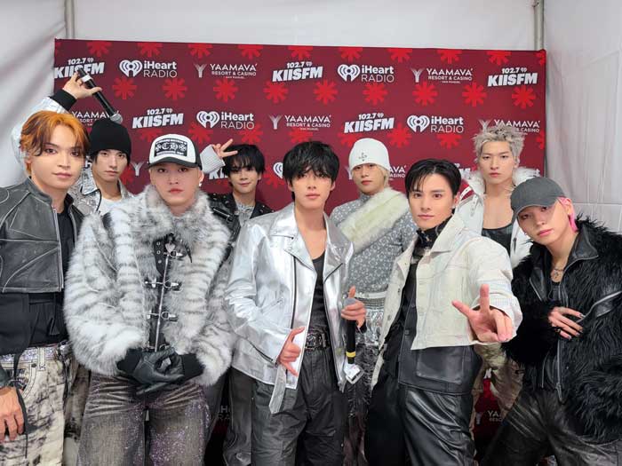 JO1、アメリカ最大の年末音楽フェス「Jingle Ball」LA公演屋外ステージで大声援に包まれパフォーマンス＜オフィシャルレポート＞