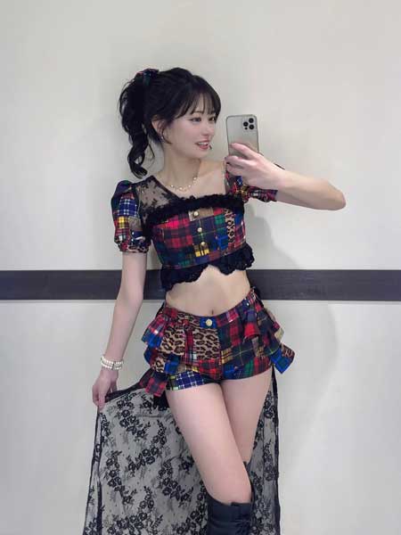 「めっちゃ可愛いですよ」「スタイルマジで良すぎ！」前田亜美、ウエストキュッとメリハリボディで魅せる衣装姿を公開！