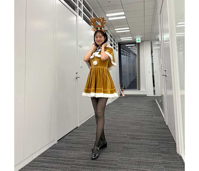 ウェザーニュース・戸北美月、透け黒タイツで引き締まる美脚ラインでトナカイ姿に！