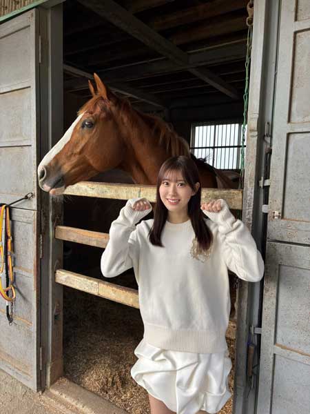 「脚が綺麗」久木田 帆乃夏、脚長バランスが天才！白ニット×ミニ丈で映えるすらり美脚ショット公開！