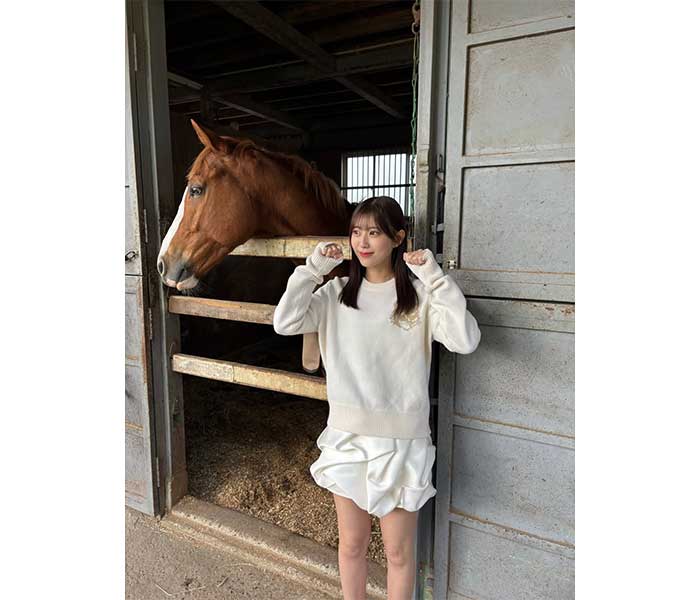 「脚が綺麗」久木田 帆乃夏、脚長バランスが天才！白ニット×ミニ丈で映えるすらり美脚ショット公開！