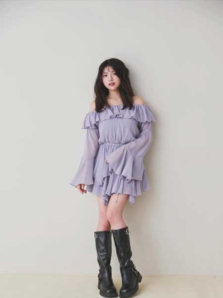 姫野ひなの、華奢肩が映えすぎる！オフショルワンピで可憐オーラ全開！