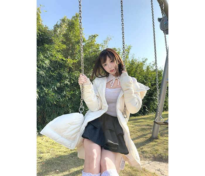 Yami、ミニスカ×絶対領域ガーリースタイルで美肌あらわに！