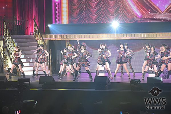 【写真特集】元AKB48・篠田麻里子、「上からマリコ」でオープニングを飾る！パッチワーク風ミニドレス衣装で熱唱！＜AKB48-20th-Year-Live-Tour-2025-in-日本武道館＞1