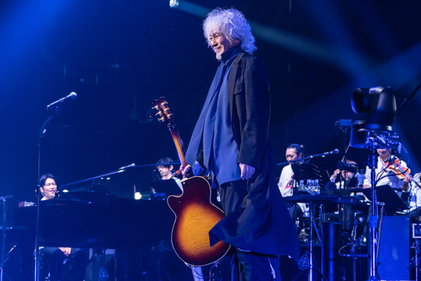 玉置浩二 with 故郷楽団 10周年ツアーのファイナル公演。誰もの人生を祝福する「ファンファーレ」が鳴り響いた夜――１月１日（木・祝）WOWOWで独占放送・配信！