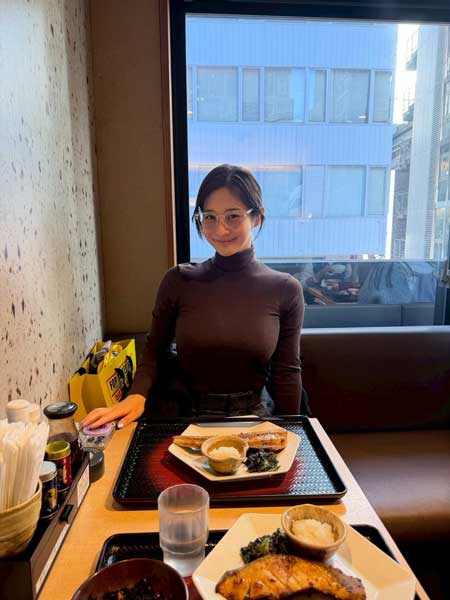 高橋凛、ミニマムにまとめた大人コーデが映えるニットコーデを披露