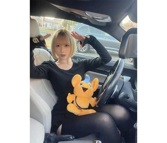 ピーポくんも大喜び！夜道雪「絶対領域」をチラ見せした大人のブラッククールモードでファン魅了！