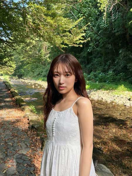 矢吹奈子、白ワンピが映える、川辺のナチュラルビジュにファン悶絶！「可愛い過ぎるよぉ〜」