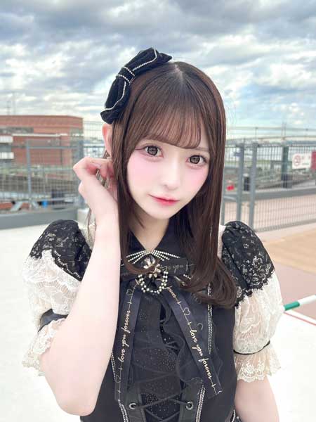 Onephony・浅桜みらい、小顔映えドーリー衣装で美白肌あらわに！