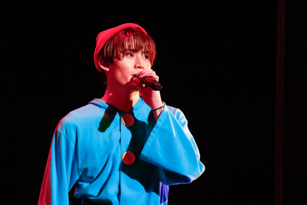 9人組ダンスボーカルグループ・BUDDiiSが、約2年半ぶりにファンミーティング『バディフェス‼2025 ～世界で一番美しいのはだぁれ？～』を開催！とある童話をべースに劇＆ゲーム＆ライブを繰り広げ、満員のバディ（BUDDiiSファンの呼称）にスペシャルなクリスマスプレゼントを贈った。