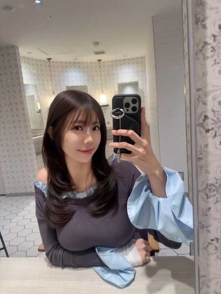 鈴木ふみ奈、デコルテ映えが反則級！肩落ちコーデで魅せた大人の色気ショットで曲線美あらわに