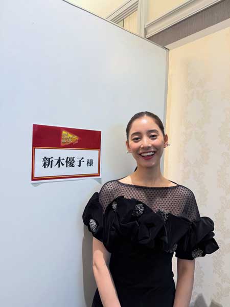 新木優子、シアー×立体フリルが映える、オールブラックの華やかドレス姿を公開