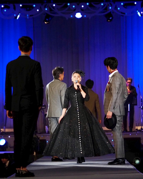 南野陽子、飛天でディナーショー開催！ディナーショーでは異例となるファッションショーを披露！SNSで話題の人気メンズモデルおじフェスが登場！男女がすれ違うドラマチックな演出に会場どよめき