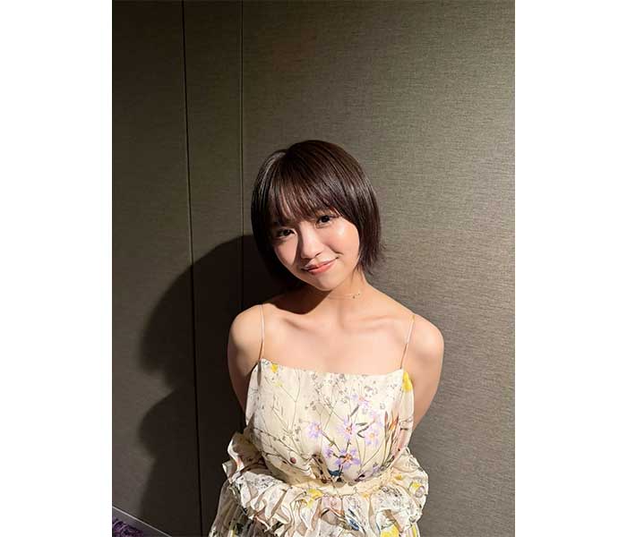 大原優乃、花柄のキャミソールドレスで美貌あらわに！