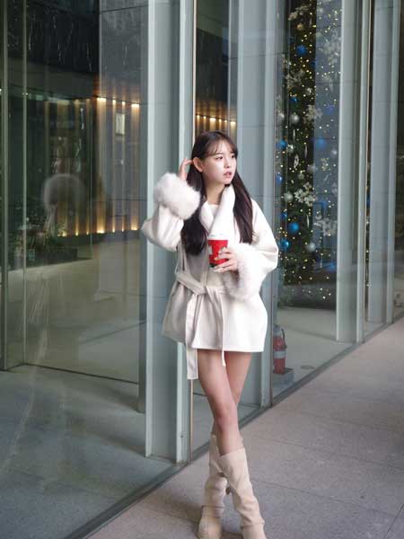 大瀧沙羅、美脚あらわなホリデー感たっぷりホワイトコーデ公開！