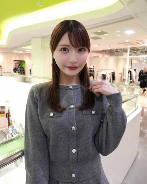 秦はるか、ミニ丈が映えるすらっと美脚ライン披露