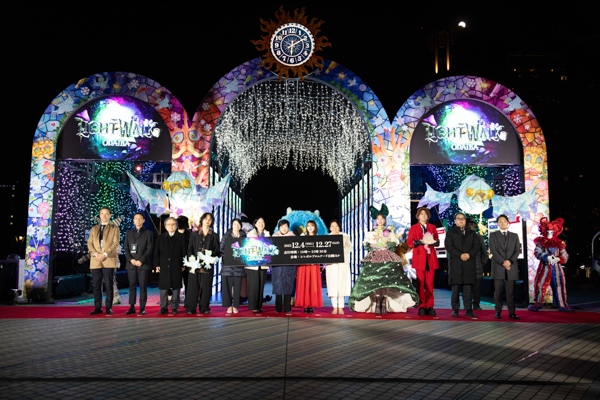 与田祐希が真紅のドレスで登壇！クリスマスイブの予定は…○○○○○を予約済み！東京都知事の小池百合子氏らと点灯「LIGHT WALK ODAIBA」点灯式@シンボルプロムナード公園内夢の大橋