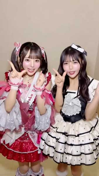 Onephony・田島櫻子×JamsCollection・津代美月、ピンクのきらめき衣装と白黒ドットのフリルワンピを並べたコラボダンス動画を公開