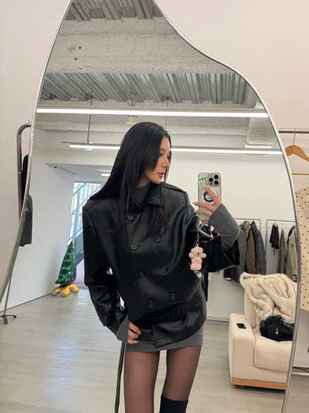 「スタイル良すぎですよ」水神きき、モノトーン×脚見せのモード系コーデで圧巻の美スタイル披露