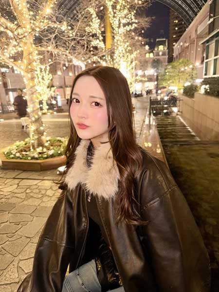 黒嵜菜々子、美くびれチラ見せ！モードカジュアルなブラックコーデでファン魅了！