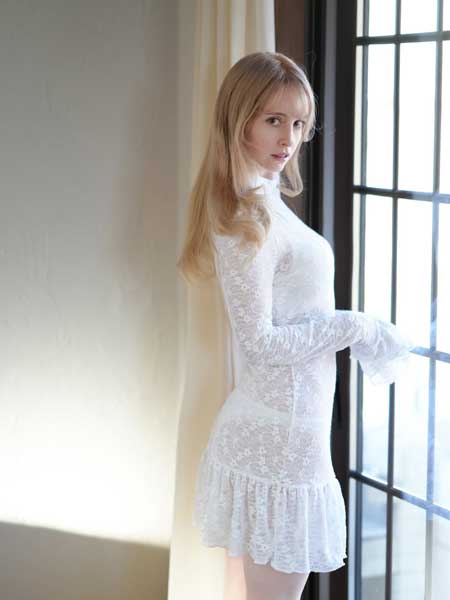 ジェマ・ルイーズ、総レースミニワンピでボディラインあらわに！