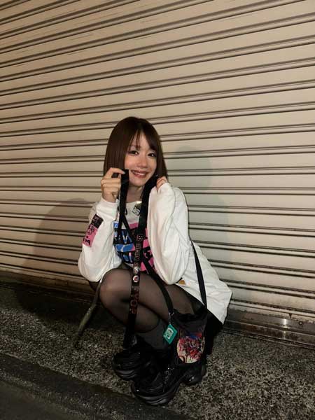 あらた唯、B'zライブに参戦！透けタイツ×Big Tシャツ姿を公開！