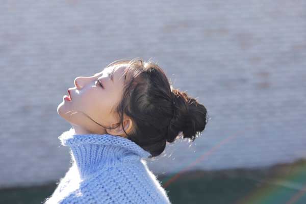 ピョ・ウンジ、横顔まで美しい、逆光で映えるニットスタイルが天使すぎる！