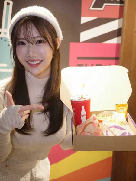 鈴木ふみ奈、ニット×ミニスカの王道モテコーデでファン悩殺！