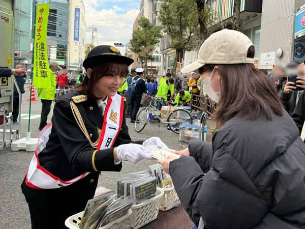 「ほんと、もう、可愛すぎる」篠崎愛、可愛すぎる警察制服姿にファン悶絶