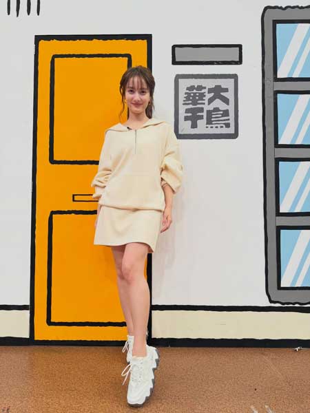 谷まりあ、カジュアルセットアップで美脚スラリ！ファン歓喜！！