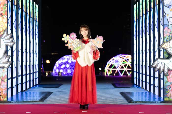 与田祐希が真紅のドレスで登壇！クリスマスイブの予定は…○○○○○を予約済み！東京都知事の小池百合子氏らと点灯「LIGHT WALK ODAIBA」点灯式@シンボルプロムナード公園内夢の大橋