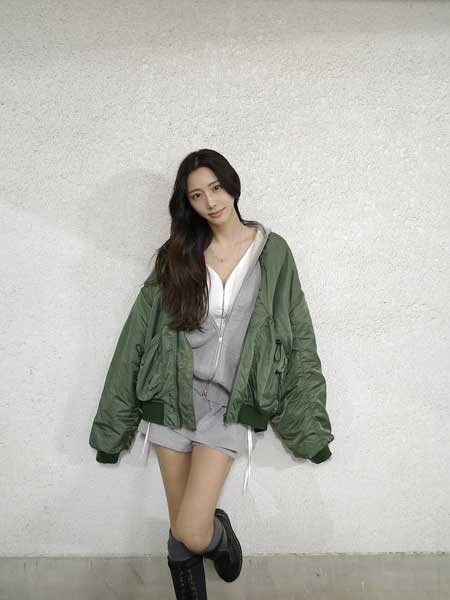 斎藤恭代、圧巻の美スタイルあらわな私服コーデにファン絶賛！